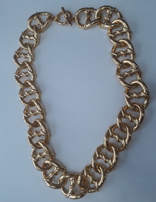 Short necklace in gold colour